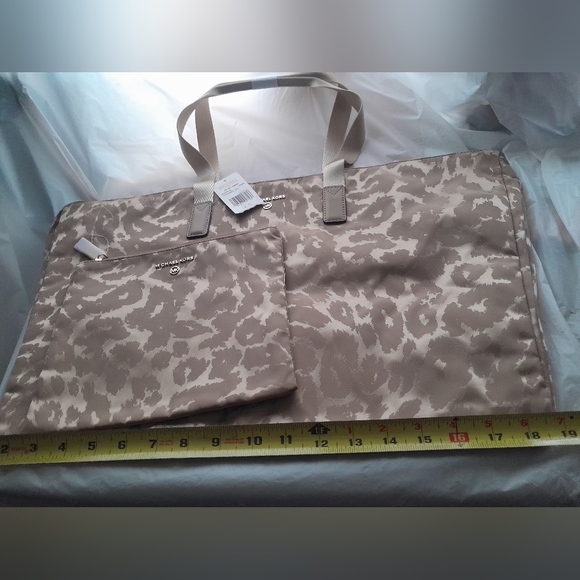 New Michael Kors Jet Set Extra Large Packable Tote & Matching Travel Pouch NWT - Picture 4 of 12